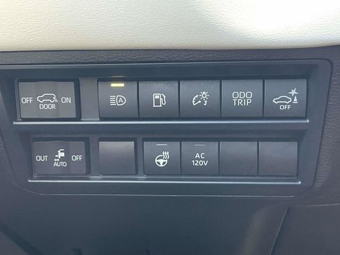 Used 2025 Toyota Sequoia Capstone AWD/4WD image 21