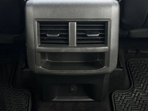 Used 2022 Volkswagen Atlas Cross Sport SE FWD image 23