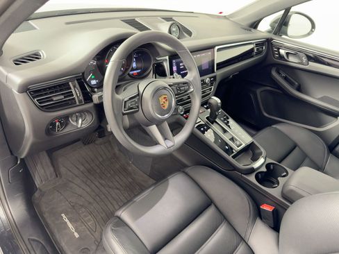 Certified 2025 Porsche Macan image 4