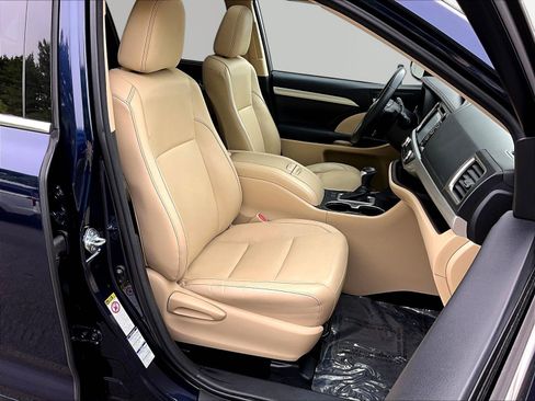 Used 2014 Toyota Highlander XLE AWD/4WD image 30