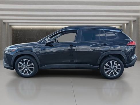 Used 2025 Toyota Corolla Cross XLE image 2