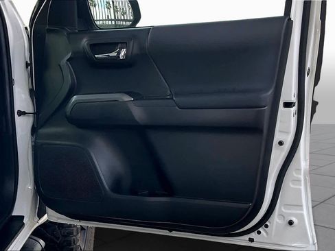 Used 2022 Toyota Tacoma TRD Off-Road image 22