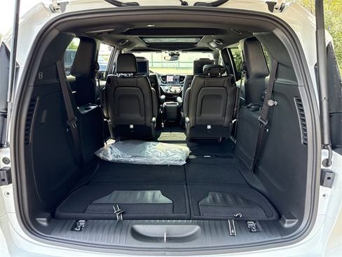 New 2026 Chrysler Pacifica Select image 32