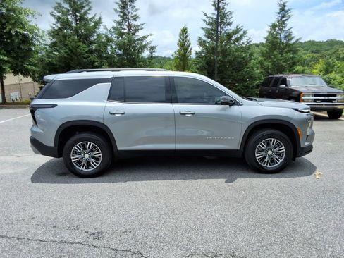 Certified 2025 Chevrolet Traverse LT w/ Driver Confidence Package FWD image 4