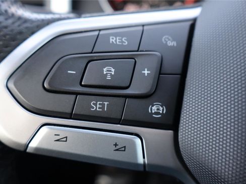 Used 2021 Volkswagen Atlas Cross Sport SE image 17