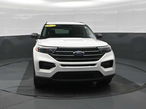 Used 2023 Ford Explorer XLT AWD/4WD image 3