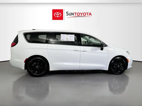 Used 2024 Chrysler Pacifica Touring-L image 2