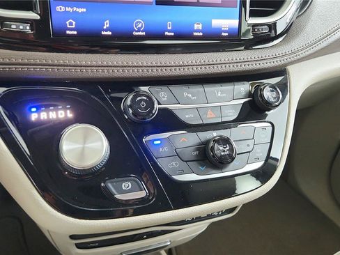Used 2021 Chrysler Pacifica Touring-L w/ Uconnect Theater Family Group FWD image 26