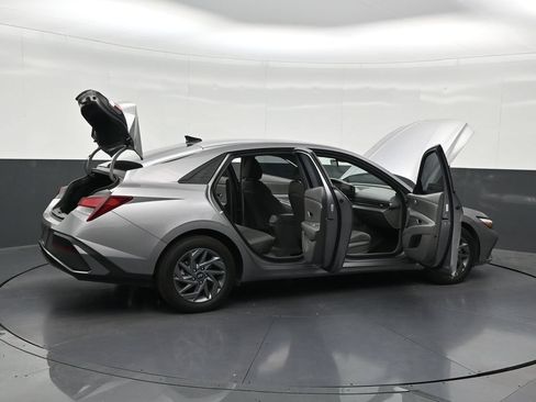 Used 2024 Hyundai Elantra SEL FWD image 31