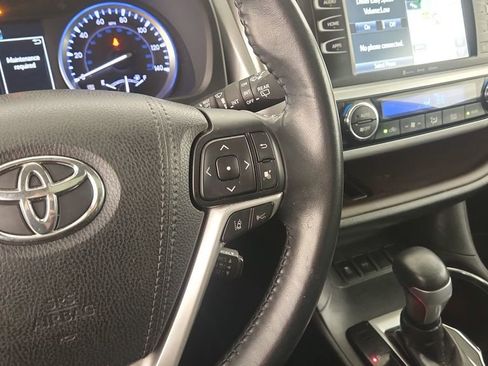 Used 2018 Toyota Highlander XLE image 16