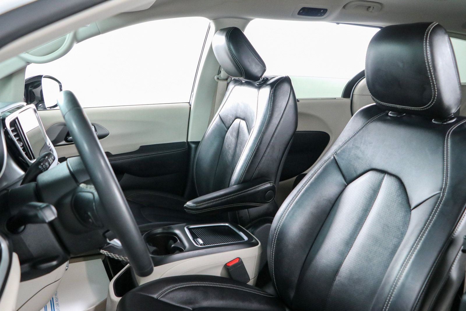 Used 2024 Chrysler Pacifica Touring-L FWD image 23