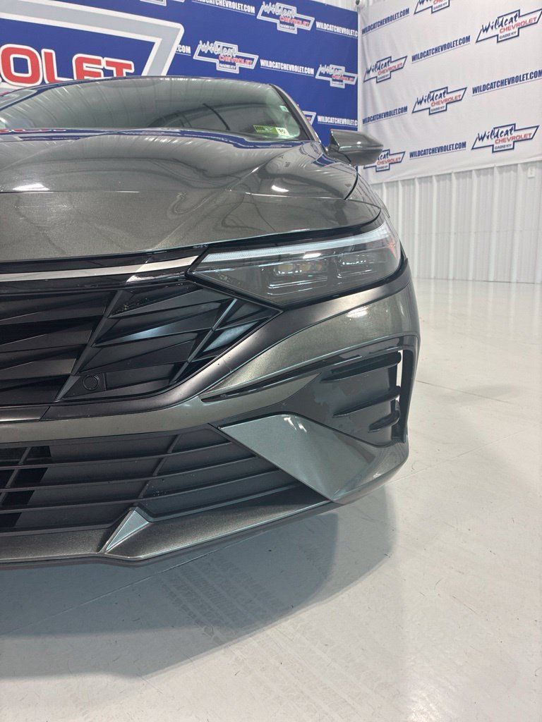 Used 2025 Hyundai Elantra Limited FWD image 8