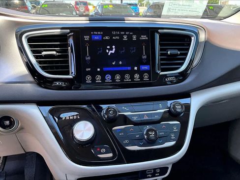 Used 2017 Chrysler Pacifica Touring-L Plus FWD image 23