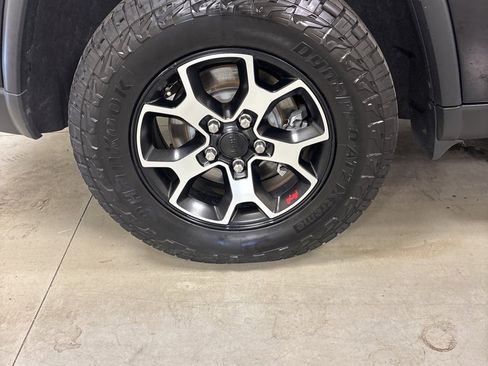 Used 2017 Jeep Grand Cherokee Laredo w/ Quick Order Package 23E image 37