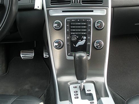 Used 2011 Volvo XC60 T6 R-Design w/ Convenience Pkg AWD/4WD image 36