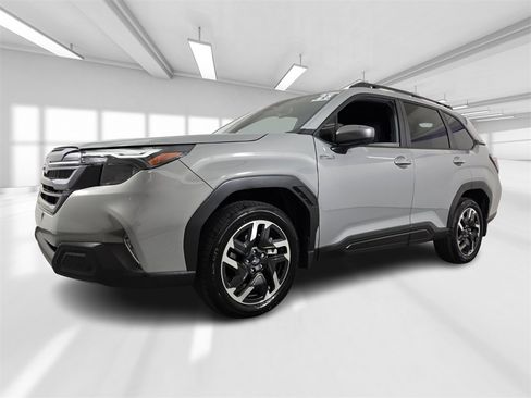 Used 2025 Subaru Forester Premium image 2