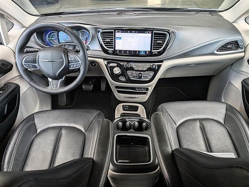 Used 2024 Chrysler Pacifica Limited FWD image 3