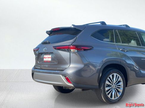 Used 2024 Toyota Highlander Platinum image 10