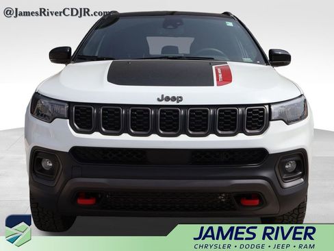 Used 2025 Jeep Compass Trailhawk AWD/4WD image 7