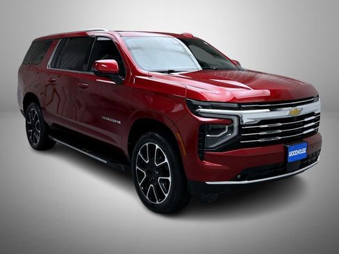 Used 2025 Chevrolet Suburban LT w/ Comfort Package AWD/4WD image 3