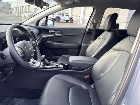 Used 2025 Kia Sportage EX image 13