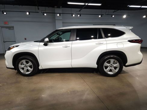 Certified 2025 Toyota Highlander LE FWD image 4