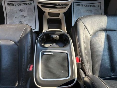 Used 2022 Chrysler Pacifica Touring-L FWD image 21
