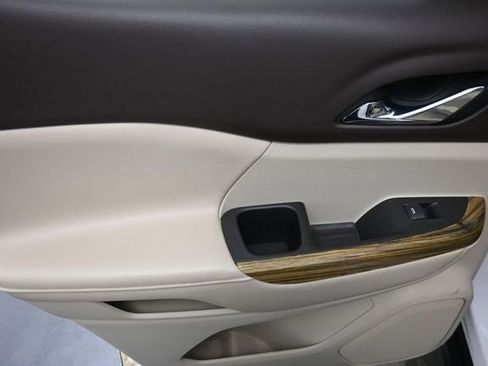 Used 2019 GMC Acadia Denali w/ Technology Package FWD image 19