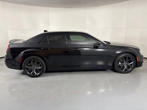 Used 2023 Chrysler 300 S w/ Comfort Group RWD image 9