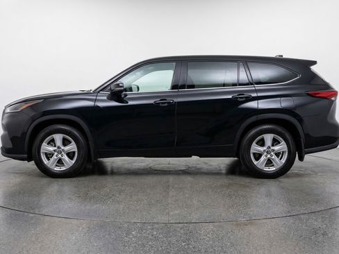 Used 2025 Toyota Highlander LE FWD image 5