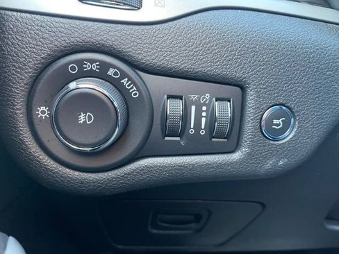 Used 2017 Jeep Cherokee Overland w/ Technology Group AWD/4WD image 31