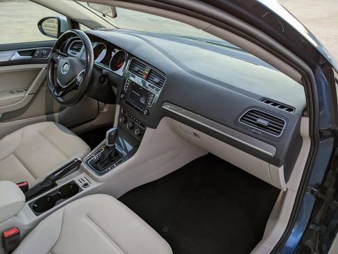 Used 2017 Volkswagen Golf Alltrack image 21