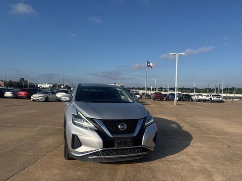 Used 2019 Nissan Murano S FWD image 2