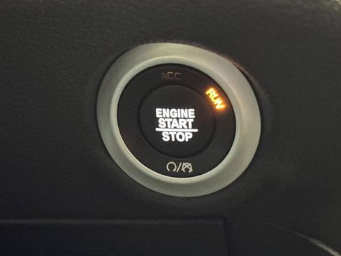 Used 2025 Chrysler Pacifica Limited image 23