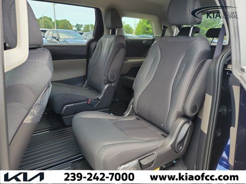 New 2026 Kia Carnival LX FWD image 11