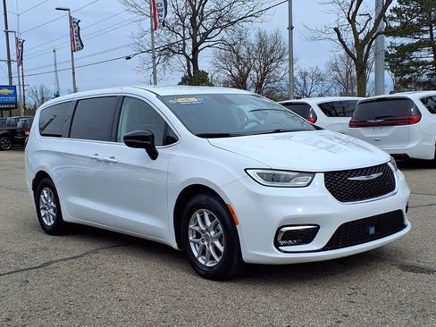 Used 2024 Chrysler Pacifica Touring-L image 3