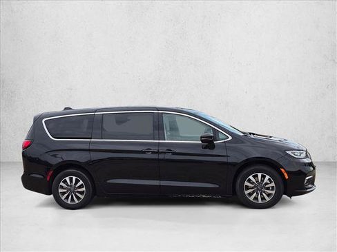 Used 2024 Chrysler Pacifica Limited FWD image 4