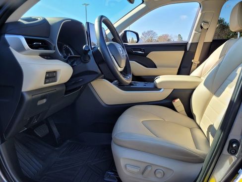 Certified 2024 Toyota Highlander XLE image 4