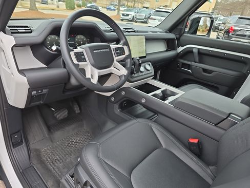 Used 2025 Land Rover Defender 90 S image 15