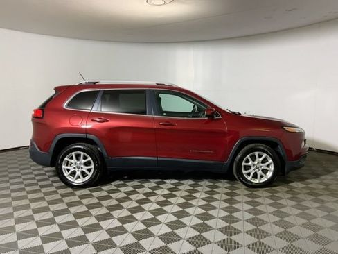 Used 2017 Jeep Cherokee Latitude FWD image 4