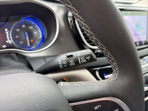 Used 2024 Chrysler Pacifica Touring-L image 43