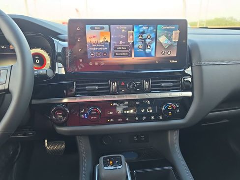 New 2026 Nissan Pathfinder Platinum FWD image 16
