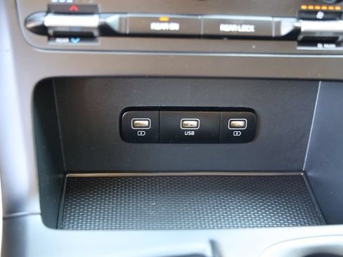 Used 2023 Kia Carnival LX FWD image 21