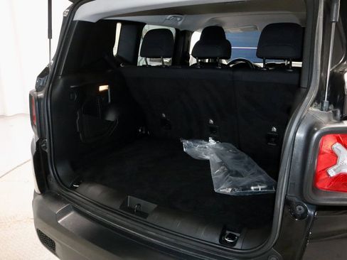 Used 2023 Jeep Renegade Latitude w/ Premium Group AWD/4WD image 15