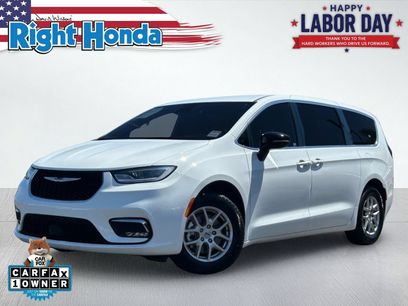 Used 2025 Chrysler Pacifica Select