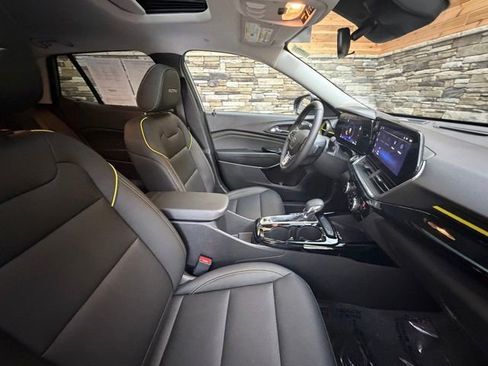 Used 2025 Chevrolet Trax ACTIV w/ Sunroof Package FWD image 13
