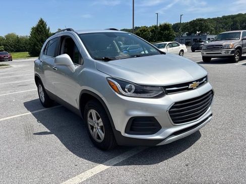 Used 2019 Chevrolet Trax LT w/ LT Convenience Package AWD/4WD image 3