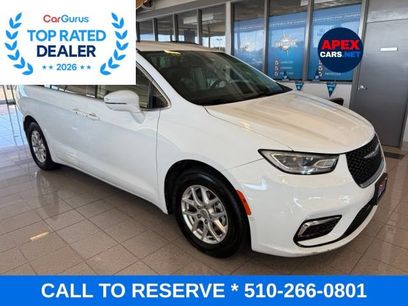 Used 2022 Chrysler Pacifica Touring-L w/ Uconnect Theater Family Group