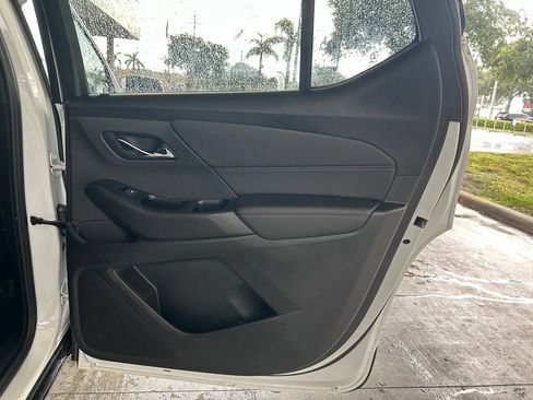 Used 2023 Chevrolet Traverse RS FWD image 31