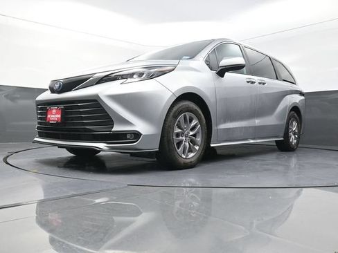 Certified 2025 Toyota Sienna XLE FWD image 31